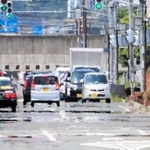 路面がぬれたように見える「逃げ水」が見られた＝７日午後、豊岡市加広町