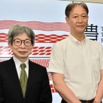 新会長に就任した高宮浩之氏（右）とフェスティバルディレクターの平田オリザ氏＝豊岡市役所