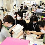 神戸市内各地で同時多発するクラスターへの対応を話し合う保健師たち。連日激務が続き、広報に向けた事務作業が追いつかなくなっている＝５月、神戸市役所（資料写真、画像の一部を加工しています）
