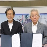 協定を交わした兵庫県立歴史博物館の藪田貫館長（左）と兵庫教育大学の加治佐哲也学長＝県立歴史博物館