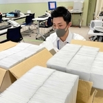 ６０～６４歳対象のワクチン接種券を準備する小野市職員。９日に発送した＝８日午後、小野市中島町（撮影・杉山雅崇）