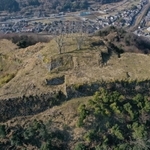 上空から見下ろした利神城跡＝２０２０年１２月、兵庫県佐用町平福（小型無人機で撮影）