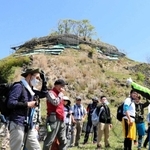 「山城イレブン」の一つ、利神城跡で開かれたガイドツアー＝今年４月、兵庫県佐用町平福