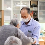 レクリエーションを指導する６０代の職員＝姫路市