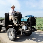 前田幸男さんが最初に購入した前田鉄工所の農民車。現役は退いたが、今も運転可能だ＝南あわじ市志知中島