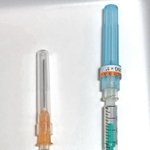 現場から「使いにくい」と声が上がる２ミリリットルの注射器（左）。１ミリリットルの注射器と比べると目盛りが粗い（神戸市提供）