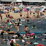 大勢の海水浴客でにぎわう須磨海岸＝２０１９年８月、神戸市須磨区