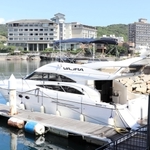 洲本温泉近くのマリーナで船内宿泊の新事業に使うクルーザー＝洲本市小路谷、サントピアマリーナ
