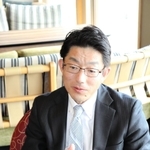 インタビューに答えるホテルニューアワジの木下学社長＝洲本市小路谷