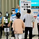 自衛隊が運営する新型コロナウイルスワクチンの大規模接種センター大阪会場。６４歳以下も予約できるようになったが、手続きには接種券が必要だ＝１４日午前、大阪市