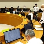 新型コロナの対策本部会議で、緊急事態宣言の解除と重点措置について話す井戸敏三知事（右端）＝１７日午後、神戸市中央区の兵庫県災害対策センター（撮影・鈴木雅之）
