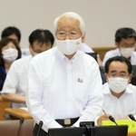 新型コロナの対策本部会議で、緊急事態宣言の解除と重点措置について話す井戸敏三知事（中央）＝１７日午後、神戸市中央区の兵庫県災害対策センター（撮影・鈴木雅之）