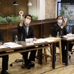 公開討論会で、五輪開催の賛否を示す（左から）金田峰生氏、中川暢三氏、金沢和夫氏、斎藤元彦氏＝１３日、神戸市中央区磯上通４、１２０ワークプレイス神戸（撮影・小林良多）