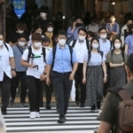 夕方、マスク姿で街を歩く人たち。週明けに緊急事態宣言が解除されることが決まり、酒類の提供も解禁されるが、新型コロナウイルス再拡大への警戒は続く＝１７日午後、神戸市中央区（撮影・鈴木雅之）