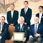 フランス国家功労勲章を受けた井戸敏三兵庫県知事（前列中央）と駐日フランス大使（同左）ら＝県公館