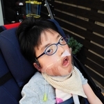 シールドを着用する角啓太郎君＝西宮市内
