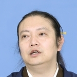 記者会見する服部修氏＝兵庫県庁