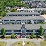 国の重要文化財に指定されることになった西脇小学校の木造校舎３棟（小型無人機で撮影）＝西脇市西脇（撮影・大森　武）