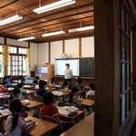窓枠や廊下にも木材が使用され、温かみのある雰囲気で子どもたちが学ぶ＝西脇市西脇（撮影・吉田敦史）