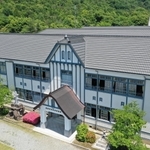 白を基調にした外壁が初夏の緑に映える西脇小学校（小型無人機で撮影）＝西脇市西脇（撮影・大森　武）