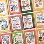 世界各地の味をレトルトで販売。寄付がついた商品もある＝神戸市東灘区（撮影・小林良多）