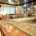 約２カ月ぶりの酒類提供の再開を前に、感染対策などを徹底する店員ら＝神戸市中央区下山手通１、酒肆大関（撮影・鈴木雅之）