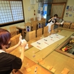 約２カ月ぶりの酒類提供の再開を前に、感染対策などを徹底する店員ら＝神戸市中央区下山手通１、酒肆大関（撮影・鈴木雅之）
