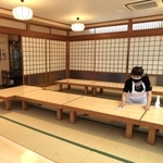 約２カ月ぶりの酒類提供の再開を前に、感染対策などを徹底する店員ら＝神戸市中央区下山手通１、酒肆大関（撮影・鈴木雅之）
