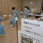 和服姿で新型コロナウイルスワクチンの接種を待つ旅館関係者ら＝神戸市北区有馬町、有馬グランドホテル（撮影・長嶺麻子）
