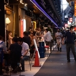 「まん延防止等重点措置」初日の夜。神戸・三宮の繁華街では食事を楽しむ人たちも多かった＝２１日午後、神戸市中央区（撮影・秋山亮太）