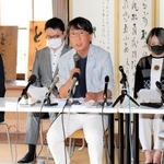 豊岡アートアクション設立について会見する中貝宗治理事長（中央）ら＝豊岡市中央町（撮影・阿部江利）