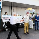 神戸製鋼所の株主総会の会場付近で石炭火力発電所の中止を訴える市民ら＝神戸市中央区港島中町６