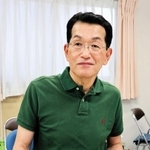 古い地図のコピーを広げ、クボタ旧神崎工場と自宅の位置を示す幸野正吾さん＝尼崎市長洲中通１