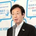 新型コロナウイルスワクチン接種について会見で説明する久元喜造神戸市長＝２４日午後、同市役所