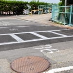 市営住宅の敷地内には、住民組織が線を引いたとみられる駐車区画が点在している＝神戸市長田区房王寺町