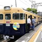 伝統のツートンカラーが見納めとなった「３０３０号」＝２６日午前、神戸市須磨区若木町１、東須磨駅（撮影・坂井萌香）