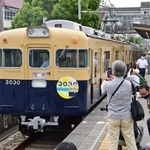 伝統のツートンカラーが見納めに。鉄道ファンらが別れを惜しんだ＝２６日午前、神戸市須磨区若木町１、東須磨駅（撮影・坂井萌香）