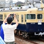 鉄道ファンの見守る中、貸し切り運行する「３０３０号」＝２６日午前、神戸市須磨区若木町１、東須磨駅（撮影・坂井萌香）
