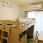 子どもが過ごす個室＝尼崎市若王寺３
