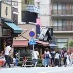 緊急事態宣言が解除されて初の週末を迎えた有馬温泉街。行楽客らが行き交った＝２６日午後、神戸市北区有馬町（撮影・鈴木雅之）