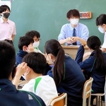 「まずはじっくり自分の意見を考えてみよう」と、中学生に呼び掛ける高校生＝伊丹市南野北２、笹原中学校