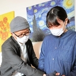 新型コロナウイルス禍のなか、新たな命の誕生を楽しみに待つ鄭信義さん、まりえさん夫妻＝今年４月、神戸市内