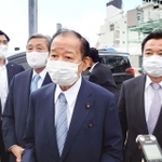 記者団の取材に応じる自民党の二階幹事長（手前）＝２７日午後、神戸市内