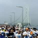 明石海峡大橋の開通直前に実施された「ハーフ夢マラソン」。全国から３万５千人が参加した＝１９９８年３月２９日、明石海峡大橋淡路側から
