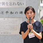 神戸空襲慰霊碑の前であいさつする在りし日の中田政子さん＝２０１８年６月、神戸市中央区