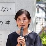 神戸空襲慰霊碑の前であいさつする在りし日の中田政子さん＝２０１８年６月、神戸市中央区