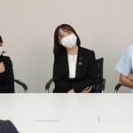 先輩と歓談する新入社員たち。入社時からマスク姿が日常で、互いに素顔を知らないケースも＝西宮市用海町、日本盛（撮影・秋山亮太）