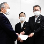 県経営者協会の三原会長（左）に要請書を手渡す県教委の西田教育次長（右）＝神戸市中央区京町（県教委提供）