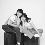 ポーズを決める孝橋杏瞳さん（左）と酒井菜摘さん。あえてモノクロにするのがトレンドだ