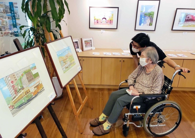 特別養護老人ホームで開かれた作品展。地域との交流が生まれている＝神戸市須磨区車、ＫＯＢＥ須磨きらくえん